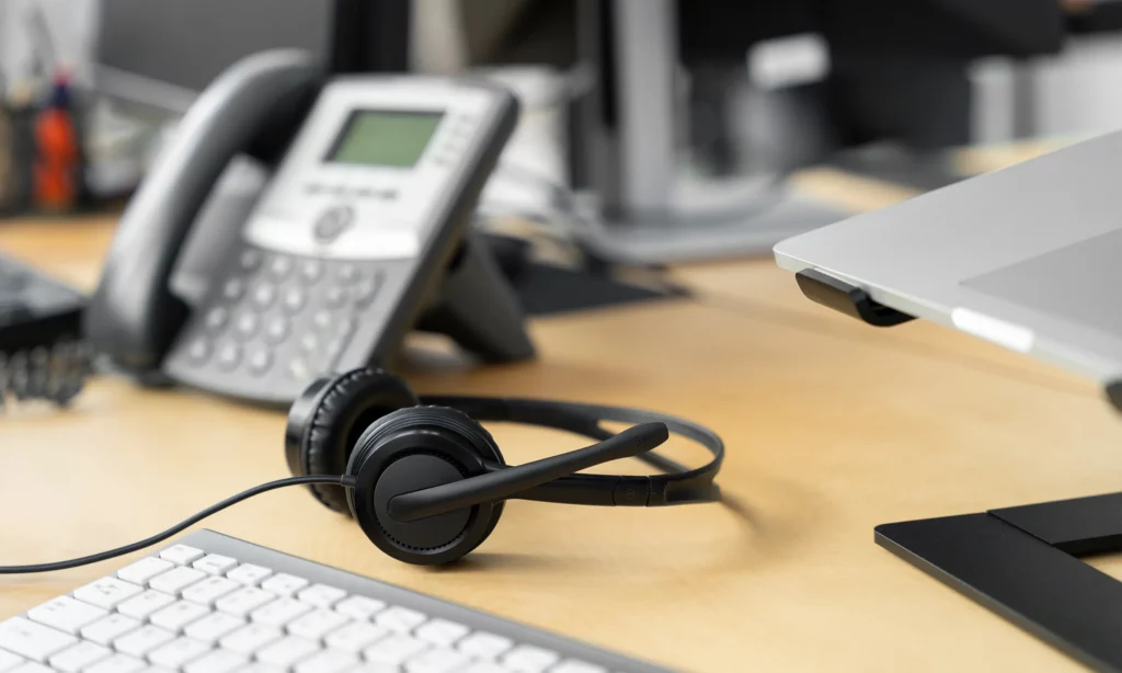 Why do you need a Virtual Assistant? a usual workstation of a VA with a VoIP phone, keyboard and laptop